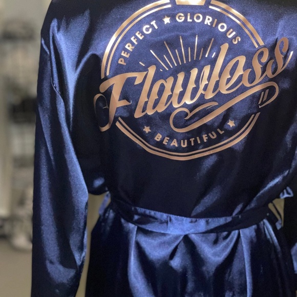 Flawless Robe (L/XL) - Picture 2 of 5